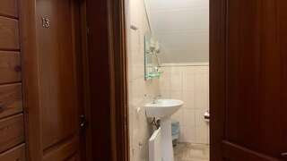 Гостиница Манжерок Манжерок Двухместный номер с 2 отдельными кроватями и общей ванной комнатой-11